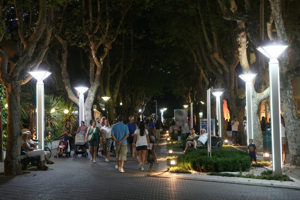 Il viale dei platani di Bellaria la sera
