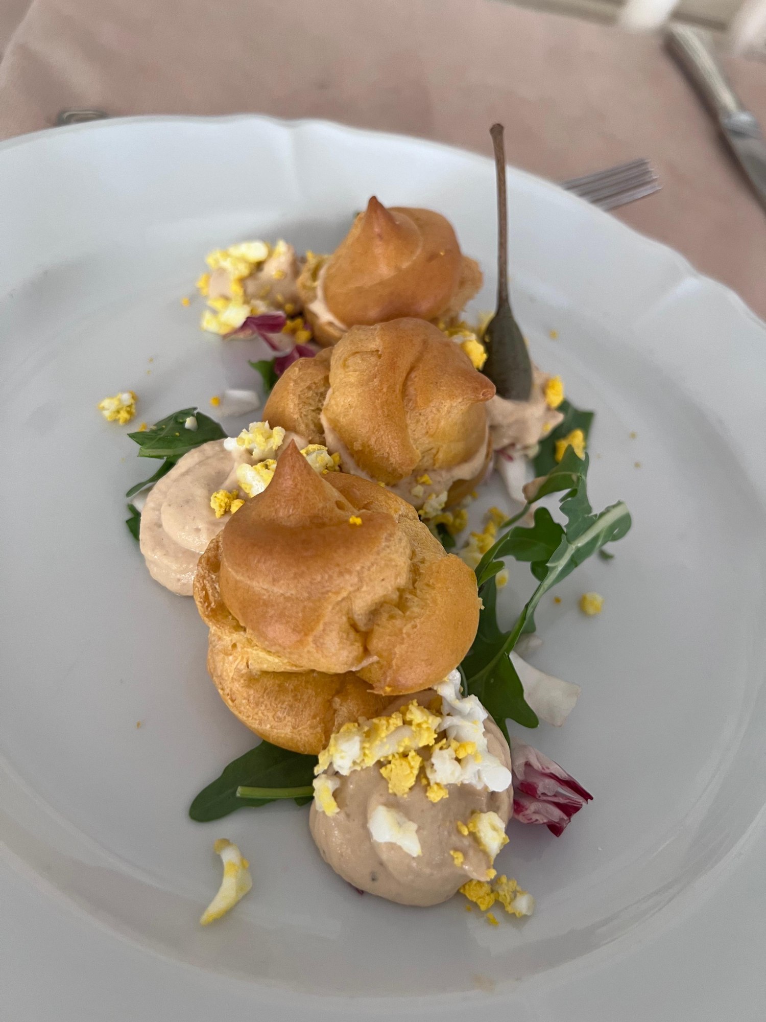 Bigne salati con la crema della casa, uovo e rucola