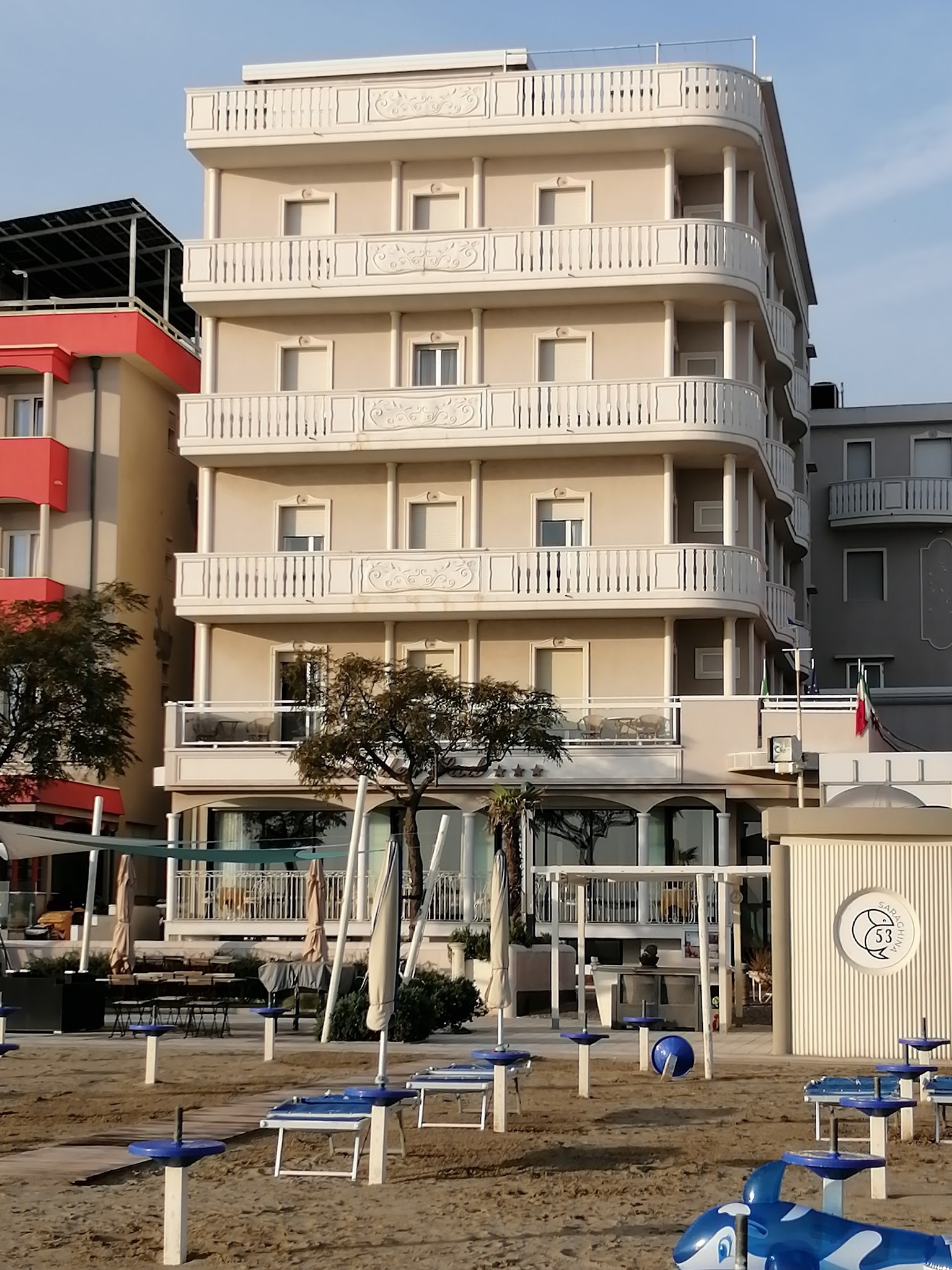 L’Hotel Croce del Sud visto dalla spiaggia