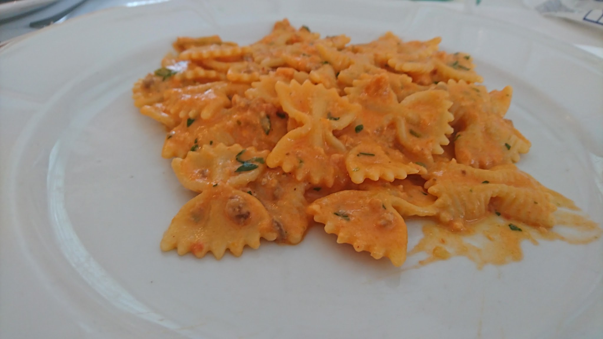 Un piatto di farfalle al sugo