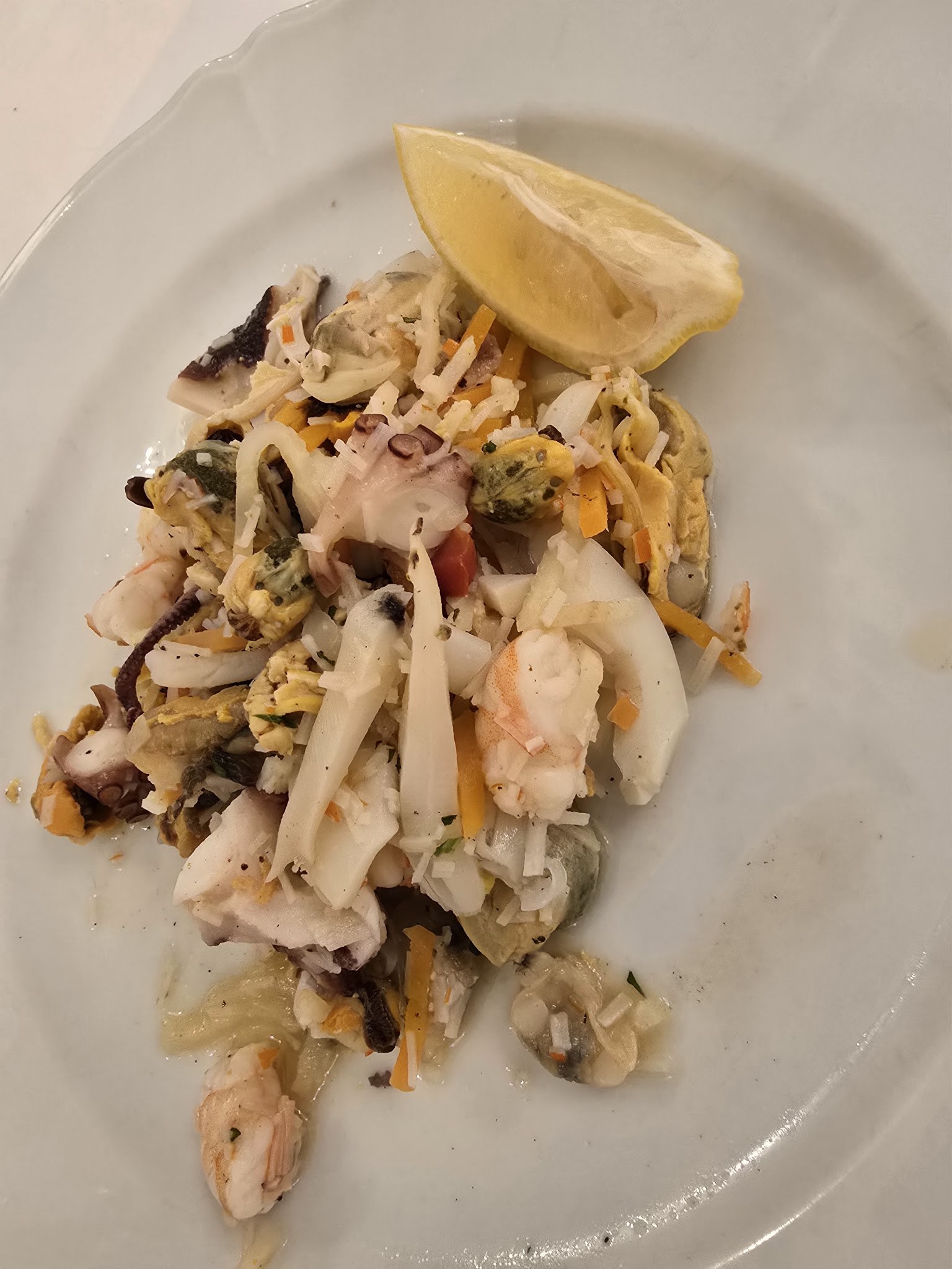 Insalata di mare con gamberi, seppie e cozze