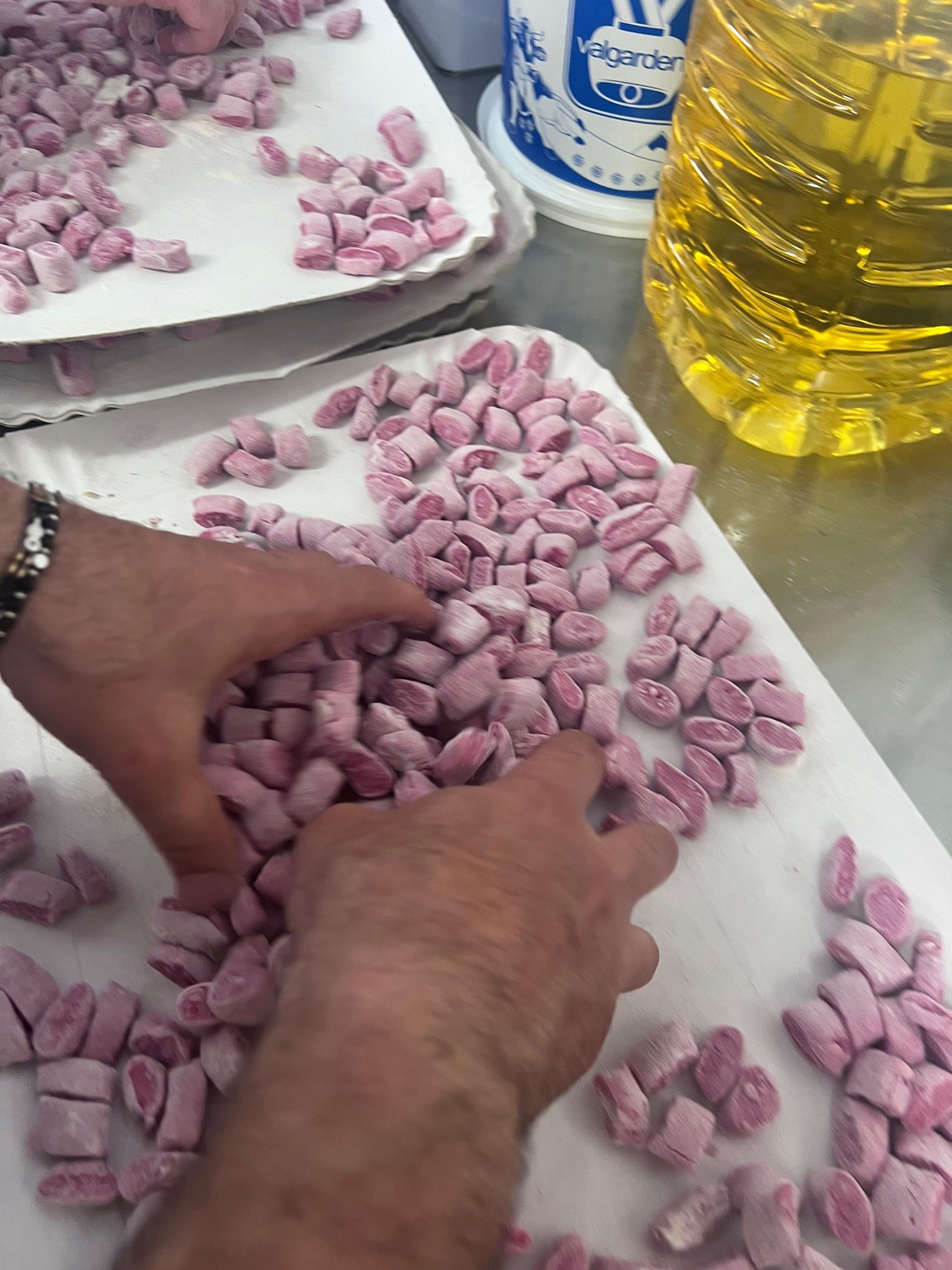 Le mani che formano gli gnocchi a mano in cucina
