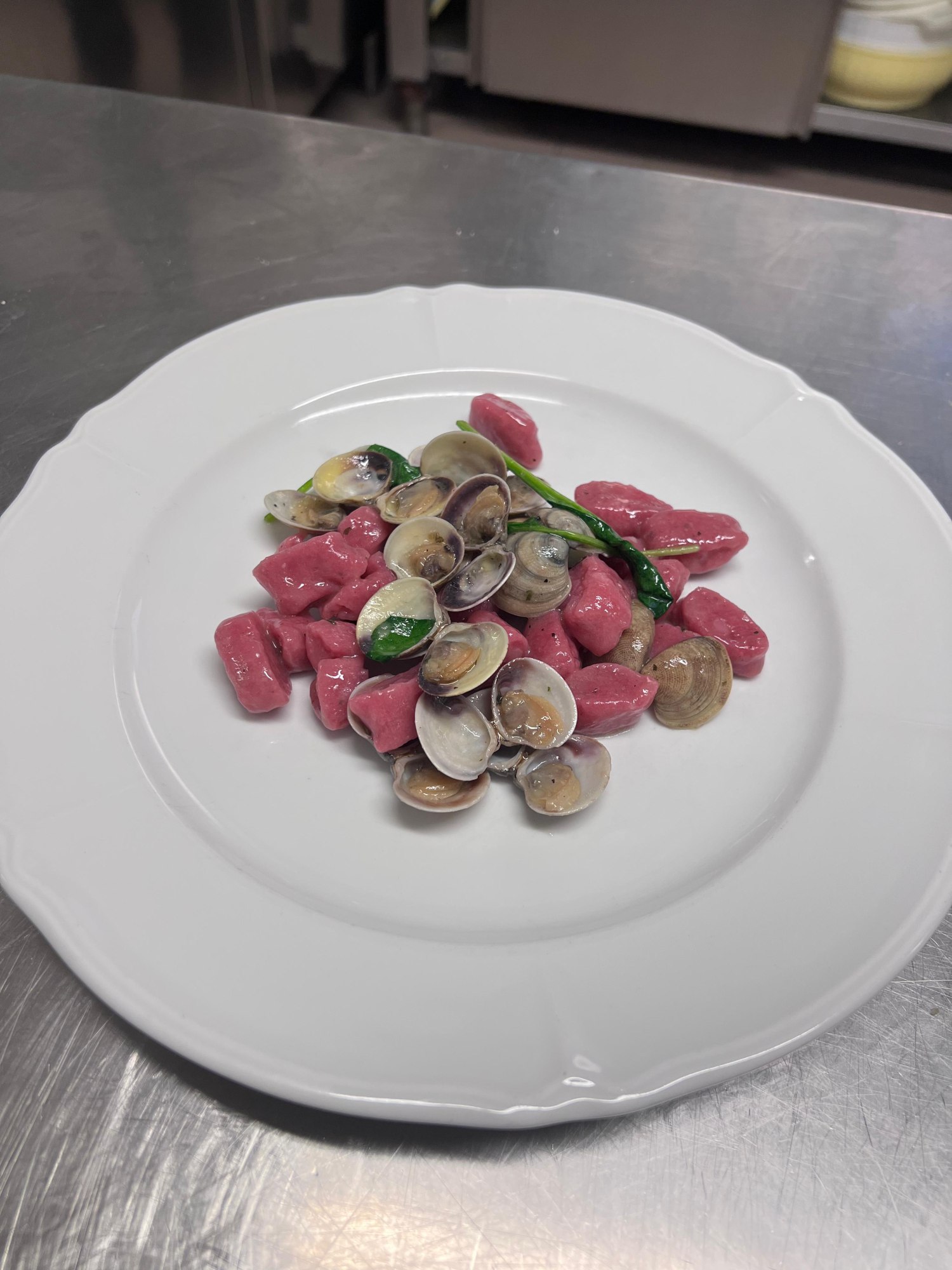 Il piatto di gnocchi con le vongole