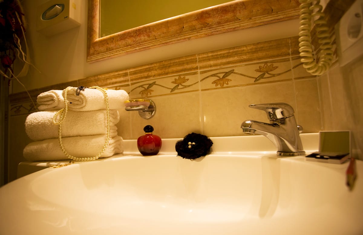 Il lavabo del bagno con gli asciugamani piegati
