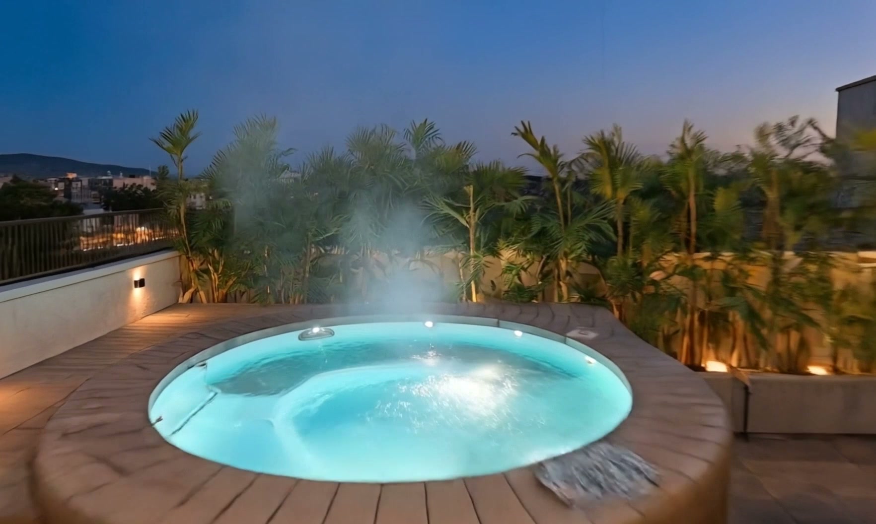Anteprima del progetto: il softub idromassaggio sulla terrazza, la sera.