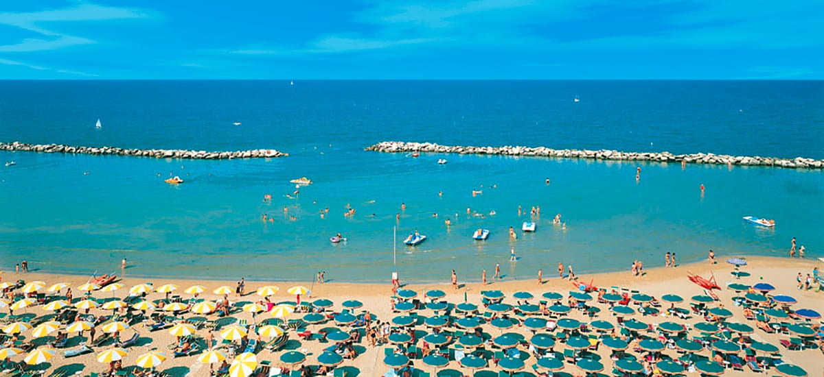 La spiaggia di Bellaria con gli ombrelloni
