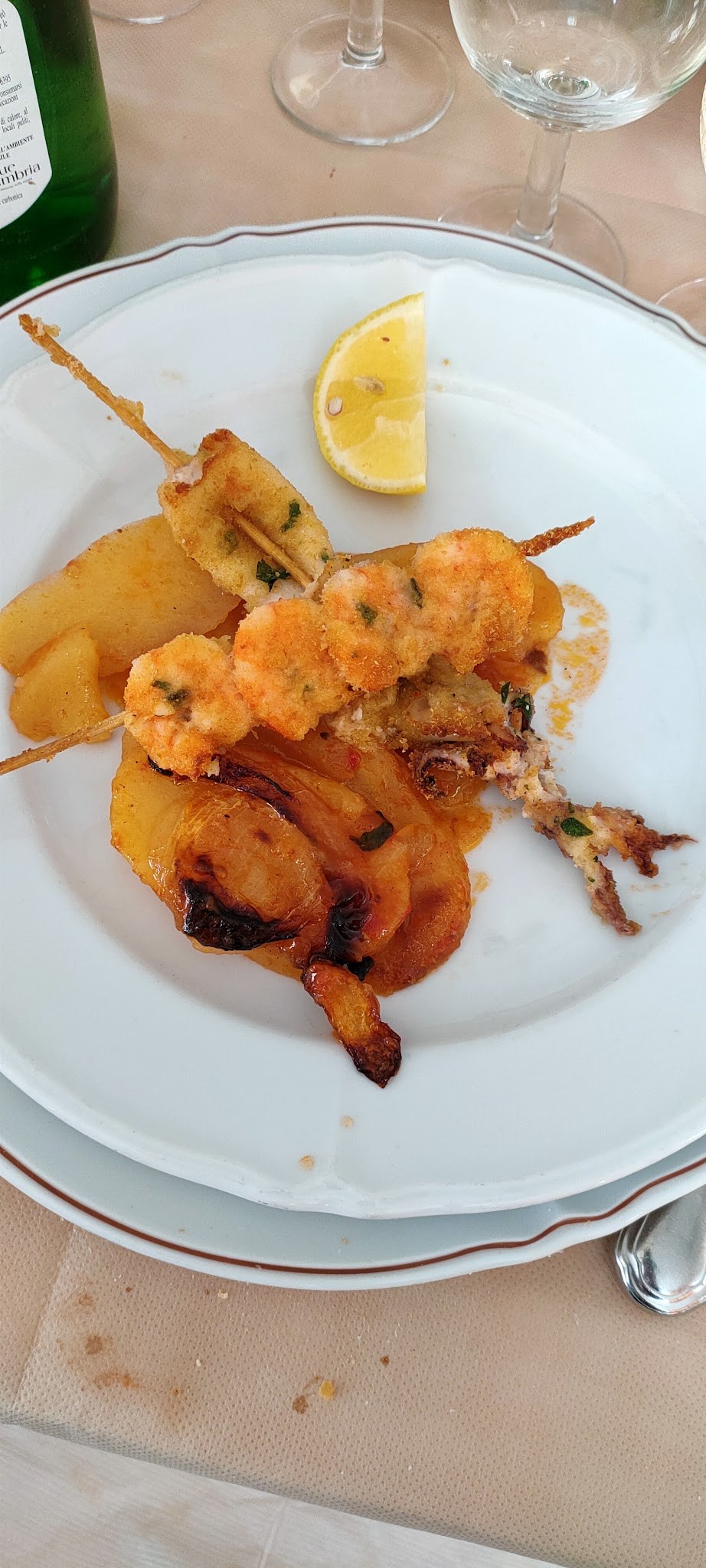 Spiedini di pesce serviti al ristorante