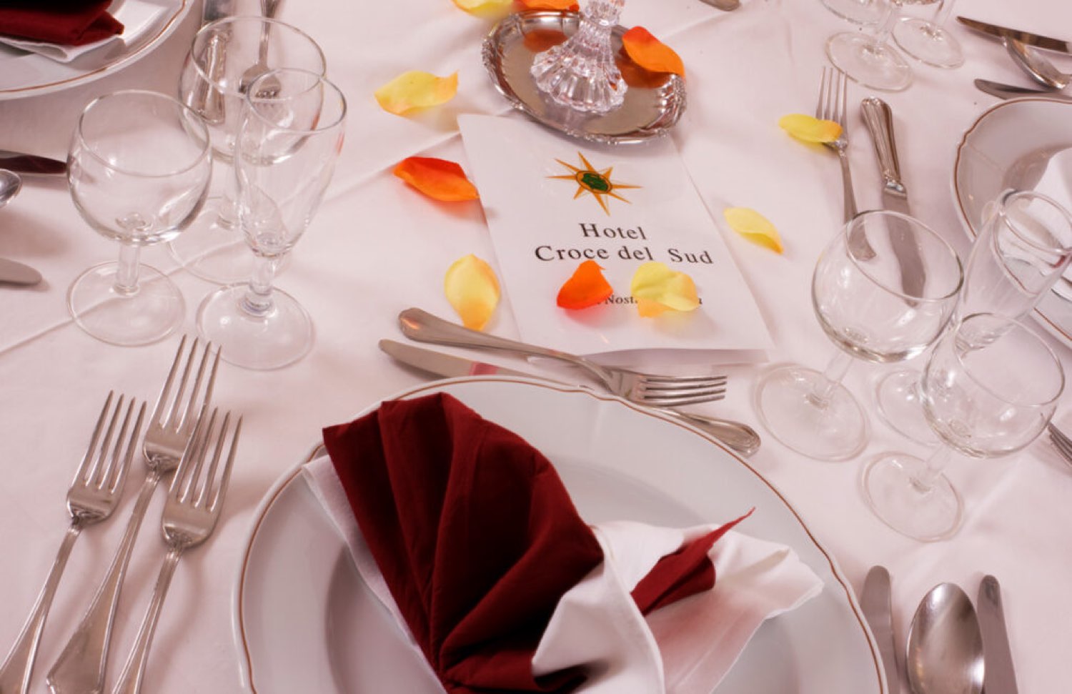 La tavola apparecchiata con il menu dell'Hotel Croce del Sud